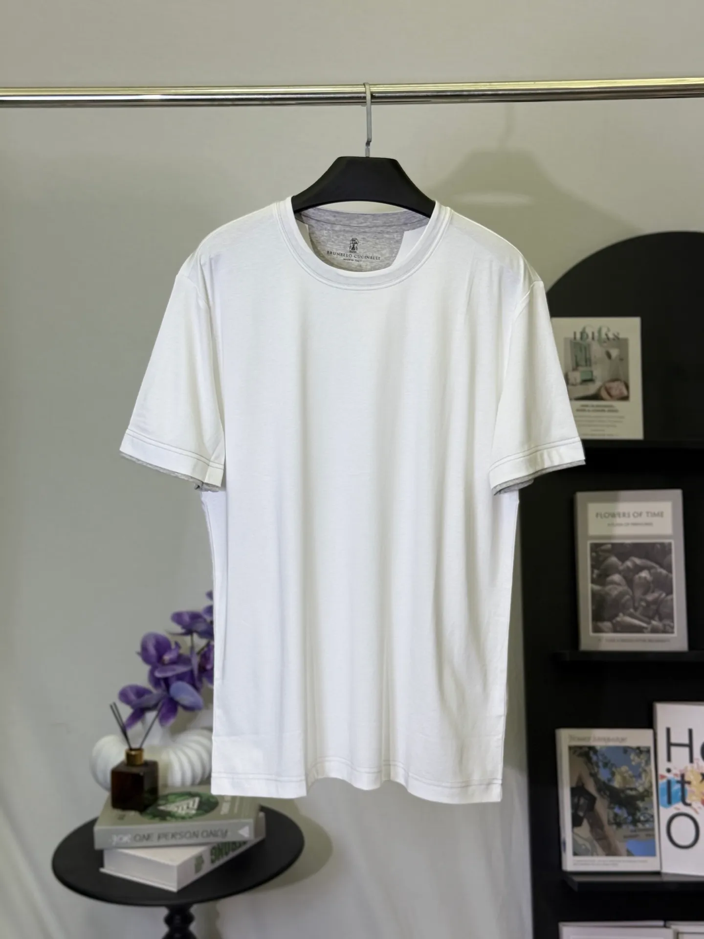 💋 Brunello Cucinelli White Contrast Line T-shirt Wear Italian luxury and relaxed aesthetics into this refreshing white T-shirt. The iconic contrasting topstitching outlines the details, paired with the brand's iconic high-count fabrics, and is low-key yet rich in texture on a pure white background. It is a taste that knowledgeable people can get at a glance. The brand's high-count blended fabric is selected, which is as soft as clouds, draped and stylish, and the upper body has an "expensive sense of relaxation". The neat and slightly loose version is suitable for daily outings and light business commuting. A white T-shirt can keep you cool and decent in all occasions. M-3XL